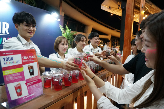 스타벅스가 지난 17일 한강 세빛섬에서 '티바나 선셋 페스티벌'을 개최했다. <스타벅스커피코리아 제공>